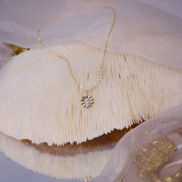 NEW 14K Gold Plated Diamond Daisy Flower Necklace - Picture 5 of 7